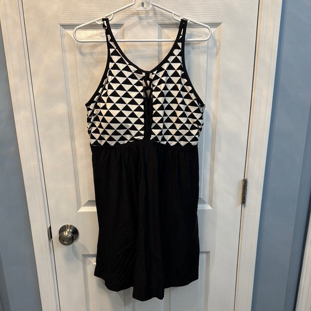 Black and White Geometric Swim Dress (Plus)